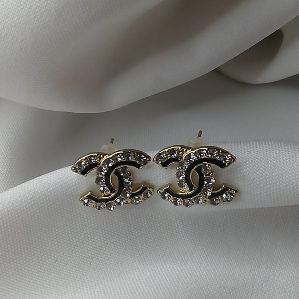 Black/gold stud